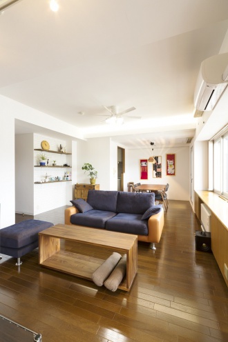 ローンを組むなら３０代の今がタイミング。住宅ローン減税を考えて札幌の街や山が一望できる築１８年のマンションを購入してリノベーション。空間のリニューアルは床や建具の色を新居用にひと目惚れで購入したダイニングセットや木製照明の色をベースにした濃い目のブラウンと合わせて。和室の壁をなくし奥行き感のあるリビング・ダイニング。パーテーションを設置し、テレビの裏側は収納スペース。施工はマンション専門の施工会社、株式会社iesリビング倶楽部の実例紹介