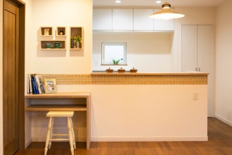 本州から札幌市へ移り住み、築47年の中古一戸建てをリノベーション。地元ならではの目線でリビングワークに依頼。吹き抜け、緑地帯が見えるパブリックスペース、フレキシブルな子供部屋。長期優良住宅認定で補助金も利用。施工は株式会社リビングワーク