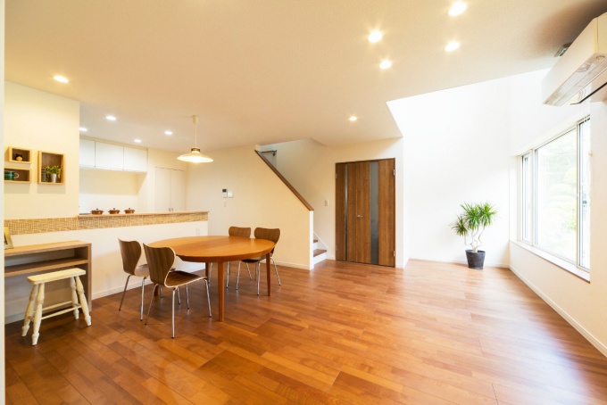 本州から札幌市へ移り住み、築47年の中古一戸建てをリノベーション。地元ならではの目線でリビングワークに依頼。吹き抜け、緑地帯が見えるパブリックスペース、フレキシブルな子供部屋。長期優良住宅認定で補助金も利用。施工は株式会社リビングワーク