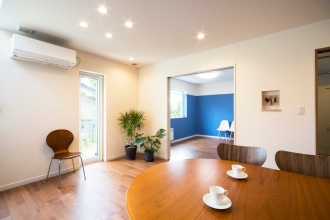 本州から札幌市へ移り住み、築47年の中古一戸建てをリノベーション。地元ならではの目線でリビングワークに依頼。吹き抜け、緑地帯が見えるパブリックスペース、フレキシブルな子供部屋。長期優良住宅認定で補助金も利用。施工は株式会社リビングワーク