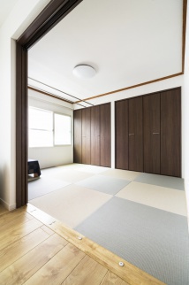 和紙の琉球畳を使った和室。定年退職を機に、冬の寒さを解決したい。札幌の戸建てのリフォーム事例。幅広の化粧床材が空間のやさしいぬくもりを演出。床材に合わせた家具。家事動線を効率的にした対面キッチン。和紙の琉球畳を使った和室。広々空間。施工はイワクラホーム株式会社