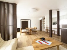 定年退職を機に、冬の寒さを解決したい。札幌の戸建てのリフォーム事例。幅広の化粧床材が空間のやさしいぬくもりを演出。床材に合わせた家具。家事動線を効率的にした対面キッチン。和紙の琉球畳を使った和室。広々空間。施工はイワクラホーム株式会社