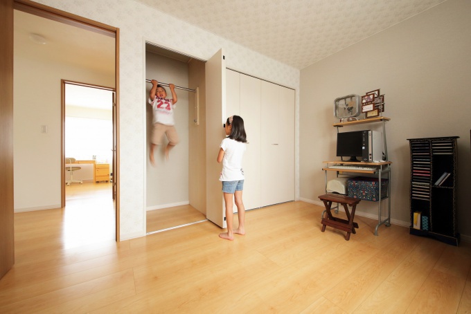 子供部屋の鉄棒。子どもが小学校に上がるタイミングでマイホームを中古リノベで実現。撤去できない柱はガラスの飾り窓で開放感を演出。キッチンは独立型から対面式へ。雑貨やインテリア小物を飾る棚。念願のハンモックを設置。施工はドイツの厳しいパッシブハウス基準をクリアするリノベーション住宅を提供する㈱棟晶。高性能住宅で省エネを最大限に引き出すリノベーションの匠。