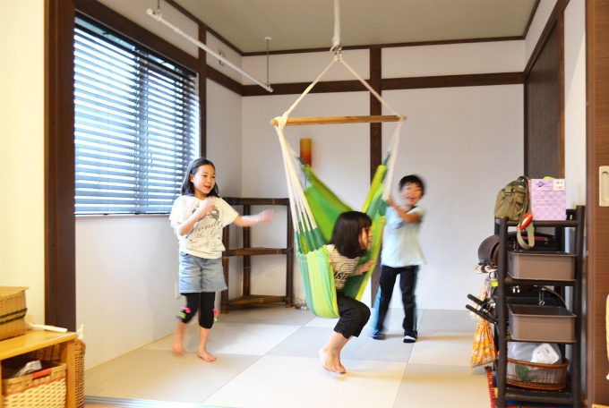 子どもが小学校に上がるタイミングでマイホームを中古リノベで実現。撤去できない柱はガラスの飾り窓で開放感を演出。キッチンは独立型から対面式へ。雑貨やインテリア小物を飾る棚。念願のハンモックを設置。施工はドイツの厳しいパッシブハウス基準をクリアするリノベーション住宅を提供する㈱棟晶。高性能住宅で省エネを最大限に引き出すリノベーションの匠。