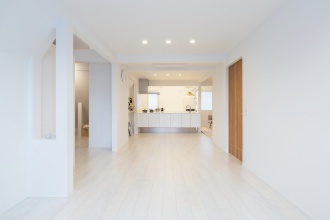 【札幌 リフォーム 】札幌で築50年の2世帯住宅のリフォーム実例。梁を活かした開放感のある住まい。北欧風。<札幌・リフォーム> 戸建てリフォームの実例をご紹介します。「三角屋根、白で統一した広い空間」リフォーム事例です。