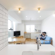 妥協のないこだわりリフォーム。オリジナルの造作家具や素材でどこまでも美しいインテリア。白いサブウェイタイル（ブリック風タイル）が素敵なキッチン。ご両親の家は壁をなくして風通しをよく開放的に。札幌のマンションリフォーム施工事例。施工はSAWAI建築工房。