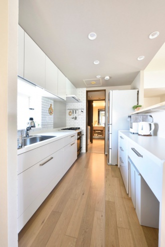 キッチンとリビングの間の壁を開放。自分好みのものにこだわる。五徳付きの火力の強いガス機器。収納充実のPCコーナー。炊飯器の蒸気が逃げるように配慮。施工はSAWAI建築工房。札幌のマンションリフォーム事例。