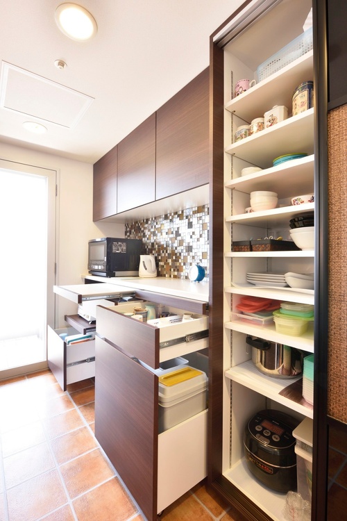 使い勝手のよい大容量収納計画。アジアンリゾート風キッチン。理想のセミオーダーキッチン。既製品ではできないインテリアデザイン。家事仕事が明るくなる。個性的なガラスモザイクタイル。札幌市中央区のリフォーム。施工は北王RELIFEリライフ。