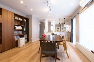 SAWAI建築工房のリフォーム、リノベーション事例。pinterestを活用したインテリア。中庭・ウッドデッキのある家。脱衣所と洗面台を分離。引き戸のトイレですっきり空間設計。図書室のある家。人感センサー照明。札幌市中央区のリフォーム、リノベーション。