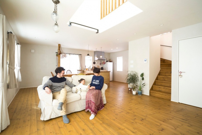 予算にメリハリをつけた中古住宅＋リノベーション。内壁はセルフ塗装で省コスト。キッチンや建具はオーダーメイド。LDKは暮らしの変化に対応できる間取りに。アンティーク家具が映える、アルティザン建築工房の技術とノウハウが活かされたリノベーション。