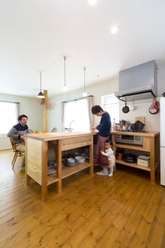 予算にメリハリをつけた中古住宅＋リノベーション。内壁はセルフ塗装で省コスト。キッチンや建具はオーダーメイド。LDKは暮らしの変化に対応できる間取りに。アンティーク家具が映える、アルティザン建築工房の技術とノウハウが活かされたリノベーション。