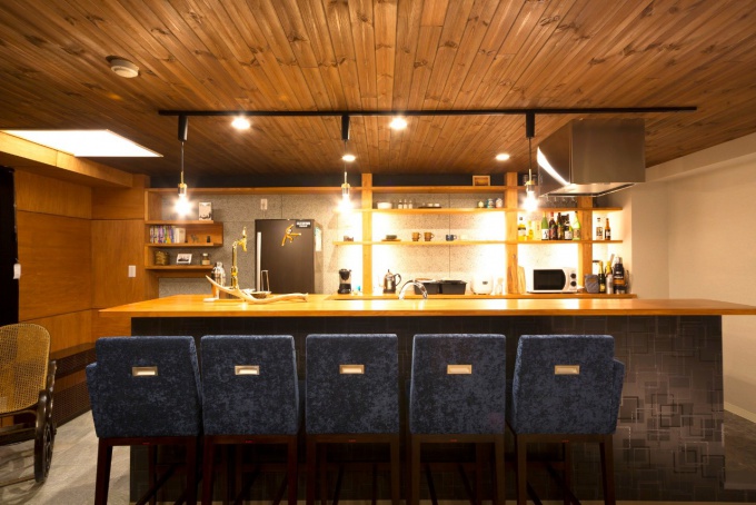 i・e・sリビング倶楽部のリフォーム事例。イエスリビングのリフォーム。居間と和室をLDKに改修。20帖以上のLDK。構造剥き出しの天井、一段高いバーカウンターキッチンの床、ロフトスペース。イメージ通りの空間。札幌市中央区のリフォーム。