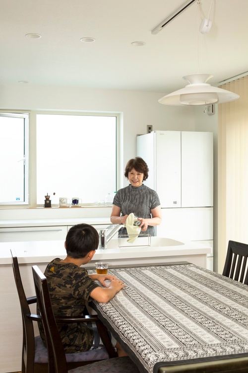 悠々自適に暮らせる完全分離型の２世帯リフォーム。ブルックリンスタイル。2世帯住宅計画。隠し部屋のような和室。真っ白なキッチン。すりガラスの窓。広々としたユーティリティ。玄関にレザー調のクロス。黒のクロスにエンボス柄のウォークインクローゼット。キーカラーは色数を抑えて渋いトーン。