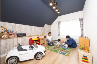 子供部屋。棟晶のリフォーム、リノベーション事例。配線を壁の内側に隠したTV台。ダイニングから段差なしでつながる和室。キッチンからリビングからも入れる回遊動線。こだわりの照明。板張り柄の壁紙で屋根裏風の演出。シャンデリアのある広いウォークインクローゼット。落ち着く書斎。札幌市清田区のリフォーム、リノベーション。