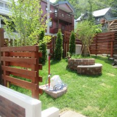 マンションから戸建てに住み替えと同時にリフォーム。樹木で覆われていた庭を天然芝で広々としたスペースに。デッドスペースはアプローチを設置し、奥には花壇・菜園を造り有効活用。既設塀のモルタルを塗り替え。グリーンメイク・ハラダのリフォーム事例。リ・ガーデン工事。札幌市白石区のリフォーム。