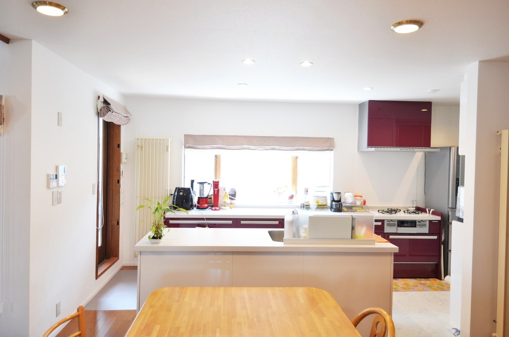 ゆとりのあるキッチン。キッチンの老朽化、冬の屋根からの落雪、歳を取ってきて2階の玄関が不便。生活を見直し、老後の住まいを考えた戸建てリフォーム。落雪しづらい屋根材を使用。設備を一新し自然光を取り入れる窓を随所に設置。リフトのある家。階段の段差を低く、女性目線。施工は札幌の北海道工房。