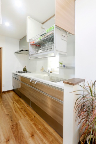 ガスコンロの交換から、床材やキッチン設備も新しくするために戸建てをリフォーム。ショールームを見て回って気に入ったパナソニック。施工はパナソニックリフォームクラブリファイン美園藤和建業に依頼。ナチュラルウォールナット色の床材は白い壁のコントラストが美しいリビングに。キッチンはパナソニックのラクシ―ナ。面材も木目調に。和室は板の間に変更。札幌市の戸建てリフォーム実例です。