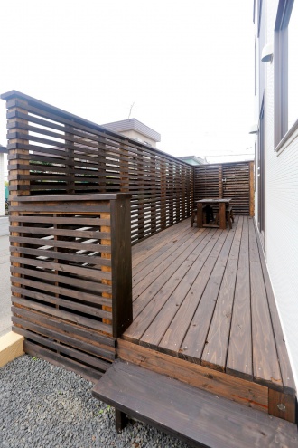 ウッドデッキリフォーム。築30年以上経過した中古物件を冬の寒さ対策でリフォーム。竹内建設の実例に惹かれモデルハウスを見学しスタート。断熱・気密性の向上、耐震性と耐久性に優れた北海道R住宅。自然素材の家。ウッドデッキを新設。乾燥室も付けて。施工/竹内建設株式会社リノベーション事業部