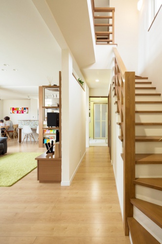 小学校に入学するタイミングでマイホーム。新築から中古リノベーションへシフトチェンジ。床面積約45坪弱の庭付きの家。市松に敷いた畳や2色遣いの襖でこだわりの和室。フィンランドのファブリック、マリメッコのパネルを飾って。ハンモックチェアで子供たちが遊んだり、ゲームをしたり、一角にはご主人の書斎コーナーを設けました。大人が乗っても安心な強化ガラス床で、1階にいるお母さんとコミュニケーション。施工は三五工務店リフォーム部