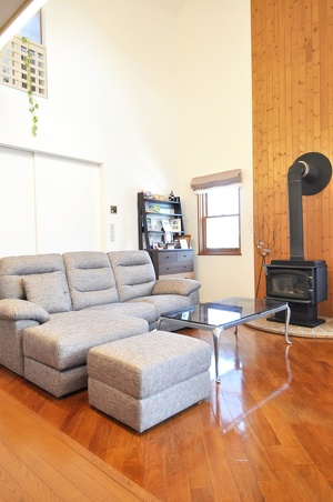 薪ストーブのあるリビング。キッチンの老朽化、冬の屋根からの落雪、歳を取ってきて2階の玄関が不便。生活を見直し、老後の住まいを考えた戸建てリフォーム。落雪しづらい屋根材を使用。設備を一新し自然光を取り入れる窓を随所に設置。リフトのある家。階段の段差を低く、女性目線。施工は札幌の北海道工房。