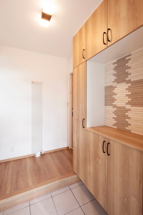 平屋だった実家をリフォーム。寒い旭川で省エネに、暖かく暮らしたい。３層（トリプル）ガラスのサッシに、壁の断熱も強化。ツインバーナーのFFストーブによるセミセントラル方式暖房を採用し、エネルギーを抑えて暖かい効率的な組み合わせ。高い性能により長期優良住宅の補助金200万円。市松模様でモダンな和室。ブリックタイル調の壁紙。横幅が長いキッチン。施工は旭川の石山工務店。