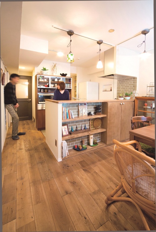 カウンターの高さを出して手元が見えないキッチンカウンター。景観がいい上階の部屋を探し、中古マンションをリノベーションした実例を紹介します。昭和レトロなインテリアと住み心地のよい生活動線を実現した中古マンションだからできるリノベーションの好例です。施工は北王リライフ。