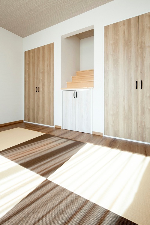 平屋だった実家をリフォーム。寒い旭川で省エネに、暖かく暮らしたい。３層（トリプル）ガラスのサッシに、壁の断熱も強化。ツインバーナーのFFストーブによるセミセントラル方式暖房を採用し、エネルギーを抑えて暖かい効率的な組み合わせ。高い性能により長期優良住宅の補助金200万円。市松模様でモダンな和室。ブリックタイル調の壁紙。横幅が長いキッチン。施工は旭川の石山工務店。
