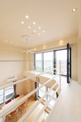 キャットウォーク。もともとハシゴでしか行けなかったキャットウォークへ、２階から廊下でつなぎ日常的に行けるように。マンションなのに回廊型の吹き抜けです。全ての内窓と外周の壁に内側から断熱施工を行い寒さの解消。吹き抜けとキャットウォークのある札幌のマンションリフォーム実例です。施工は株式会社ＳＡＷＡＩ建築工房