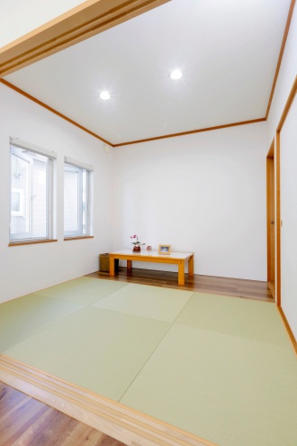 ガスコンロの交換から、床材やキッチン設備も新しくするために戸建てをリフォーム。ショールームを見て回って気に入ったパナソニック。施工はパナソニックリフォームクラブリファイン美園藤和建業に依頼。ナチュラルウォールナット色の床材は白い壁のコントラストが美しいリビングに。キッチンはパナソニックのラクシ―ナ。面材も木目調に。和室は板の間に変更。札幌市の戸建てリフォーム実例です。