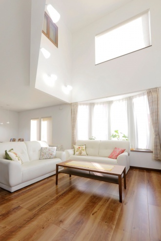 ガスコンロの交換から、床材やキッチン設備も新しくするために戸建てをリフォーム。ショールームを見て回って気に入ったパナソニック。施工はパナソニックリフォームクラブリファイン美園藤和建業に依頼。ナチュラルウォールナット色の床材は白い壁のコントラストが美しいリビングに。キッチンはパナソニックのラクシ―ナ。面材も木目調に。和室は板の間に変更。札幌市の戸建てリフォーム実例です。