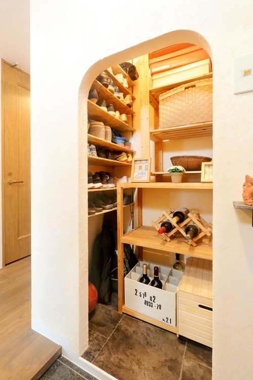 アルコープの土間収納。室内を狭く感じさせていたキッチンは壁を撤去してリビングとつながるセミオープンキッチンへ。和室は、日中はリビングとして、夜は寝室として使用して広いリビングの完成。既存のもので使えるものはできるだけ活かすリフォーム。湿気対策の土間収納・納戸・子供部屋に風抜き穴。ダークトーンの床や棚。札幌のマンションリフォーム施工事例。施工は北王リフォーム事業部ＲＥＬＩＦＥリライフ。