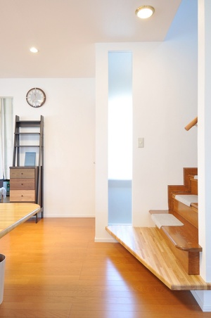 曇りガラス。キッチンの老朽化、冬の屋根からの落雪、歳を取ってきて2階の玄関が不便。生活を見直し、老後の住まいを考えた戸建てリフォーム。落雪しづらい屋根材を使用。設備を一新し自然光を取り入れる窓を随所に設置。リフトのある家。階段の段差を低く、女性目線。施工は札幌の北海道工房。