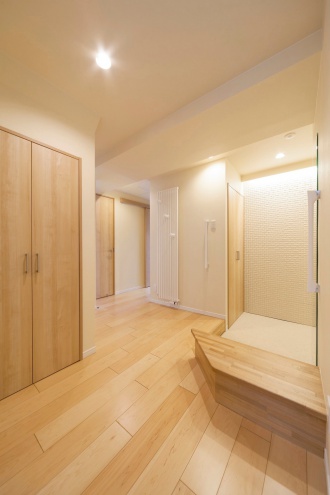 間接照明とモザイク状のエコカラットで柔らかい雰囲気の玄関。もともとハシゴでしか行けなかったキャットウォークへ、２階から廊下でつなぎ日常的に行けるように。マンションなのに回廊型の吹き抜けです。全ての内窓と外周の壁に内側から断熱施工を行い寒さの解消。吹き抜けとキャットウォークのある札幌のマンションリフォーム実例です。施工は株式会社ＳＡＷＡＩ建築工房