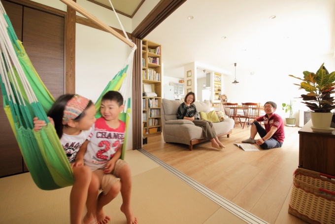 子どもが小学校に上がるタイミングでマイホームを中古リノベで実現。撤去できない柱はガラスの飾り窓で開放感を演出。キッチンは独立型から対面式へ。雑貨やインテリア小物を飾る棚。念願のハンモックを設置。施工はドイツの厳しいパッシブハウス基準をクリアするリノベーション住宅を提供する㈱棟晶。高性能住宅で省エネを最大限に引き出すリノベーションの匠。