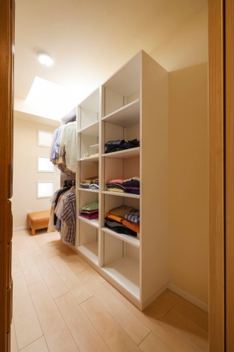 ガラスブロックで明るいウォークインクローゼット。もともとハシゴでしか行けなかったキャットウォークへ、２階から廊下でつなぎ日常的に行けるように。マンションなのに回廊型の吹き抜けです。全ての内窓と外周の壁に内側から断熱施工を行い寒さの解消。吹き抜けとキャットウォークのある札幌のマンションリフォーム実例です。施工は株式会社ＳＡＷＡＩ建築工房