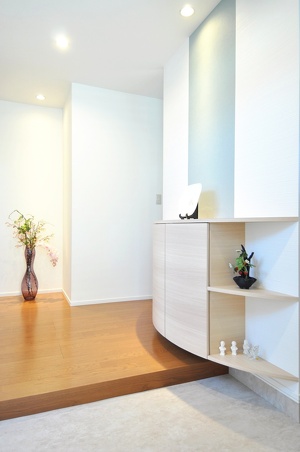 アールのきいた玄関。キッチンの老朽化、冬の屋根からの落雪、歳を取ってきて2階の玄関が不便。生活を見直し、老後の住まいを考えた戸建てリフォーム。落雪しづらい屋根材を使用。設備を一新し自然光を取り入れる窓を随所に設置。リフトのある家。階段の段差を低く、女性目線。施工は札幌の北海道工房。