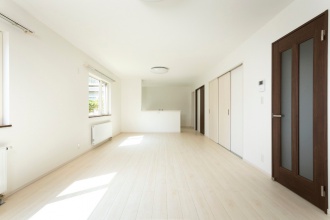 妊娠をきっかけに実家に近い場所で中古物件を探し、築４３年の中古一軒家をリノベーション。構造材はすべて取り替え。希望の対面キッチン、書斎スペース、３.８帖のウォークインクローゼット、床下収納に食品庫。使い勝手とデザイン性、グレード感のある家が完成。札幌市の戸建て中古住宅リノベーション施工例。施工は住友不動産株式会社新築そっくりさん北海道