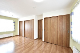 札幌市の戸建てリノベーショモデルハウス。カビやホコリ、花粉も調湿換気でハウスダストをシャットアウトするダイキンデシカ。性能の高いトリプルガラスの樹脂サッシなどエネルギー効率のいい住宅。ダイニングはカウンターバー。施工は三王建設興産株式会社