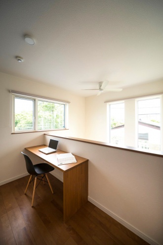 本州から札幌市へ移り住み、築47年の中古一戸建てをリノベーション。地元ならではの目線でリビングワークに依頼。吹き抜け、緑地帯が見えるパブリックスペース、フレキシブルな子供部屋。長期優良住宅認定で補助金も利用。施工は株式会社リビングワーク