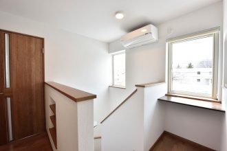 札幌市の戸建てリノベーショモデルハウス。カビやホコリ、花粉も調湿換気でハウスダストをシャットアウトするダイキンデシカ。性能の高いトリプルガラスの樹脂サッシなどエネルギー効率のいい住宅。ダイニングはカウンターバー。施工は三王建設興産株式会社