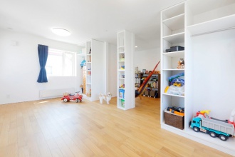 子供部屋。小学校入学前に好みのテイストに合った落ち着くわが家に札幌リノベーション。吹き抜けのリビングや2階のフリーホールなど、寝室と書斎以外はオープンスペース。暖かい、安心・快適な長期優良住宅。マガジンラックにはタイル調の壁紙。チェッカーガラス入りの引き戸。可動式の収納棚ハンモックを吊るしたフリーホール。施工は株式会社アルティザン建築工房