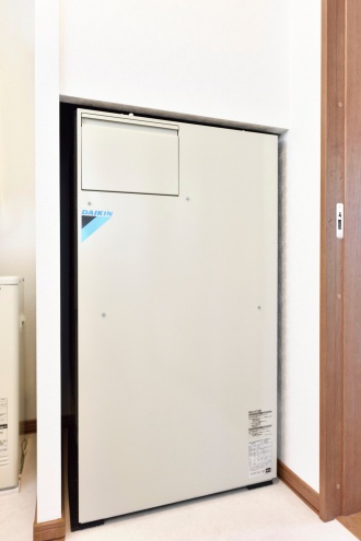 ダイキンデシカホームエア。札幌市の戸建てリノベーショモデルハウス。カビやホコリ、花粉も調湿換気でハウスダストをシャットアウトするダイキンデシカ。性能の高いトリプルガラスの樹脂サッシなどエネルギー効率のいい住宅。ダイニングはカウンターバー。施工は三王建設興産株式会社