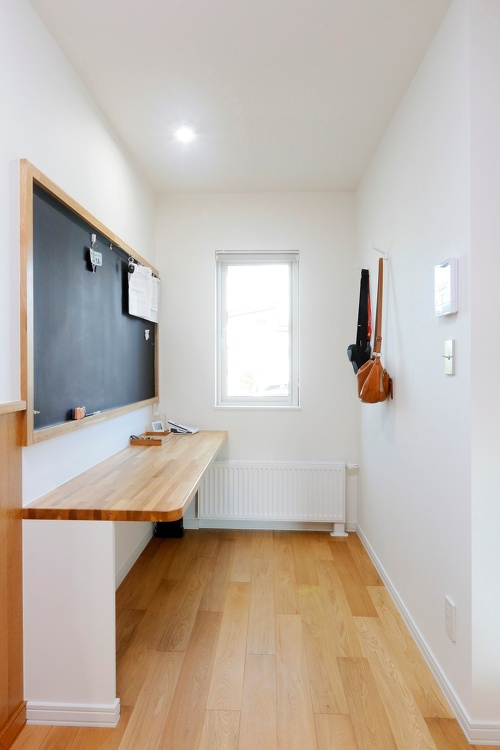 フリースペース・黒板。旭川で子どもの学区内に絞り戸建ての中古物件を探してリノベーションした事例。新築よりもスペースのやりくりにアイデアが必要なリノベーション。対面キッチンの背面は木製のステキな収納家具。ダイニング横のくぼみの空間にカウンターデスクを造作し、壁はマグネットが付く黒板でお子さんの勉強や遊びのコーナー。施工は旭川の東陽AP株式会社