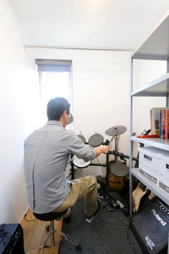 納戸・書斎。小学校入学前に好みのテイストに合った落ち着くわが家に札幌リノベーション。吹き抜けのリビングや2階のフリーホールなど、寝室と書斎以外はオープンスペース。暖かい、安心・快適な長期優良住宅。マガジンラックにはタイル調の壁紙。チェッカーガラス入りの引き戸。可動式の収納棚ハンモックを吊るしたフリーホール。施工は株式会社アルティザン建築工房