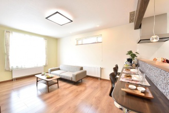 札幌市の戸建てリノベーショモデルハウス。カビやホコリ、花粉も調湿換気でハウスダストをシャットアウトするダイキンデシカ。性能の高いトリプルガラスの樹脂サッシなどエネルギー効率のいい住宅。ダイニングはカウンターバー。施工は三王建設興産株式会社