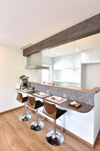 札幌市の戸建てリノベーショモデルハウス。カビやホコリ、花粉も調湿換気でハウスダストをシャットアウトするダイキンデシカ。性能の高いトリプルガラスの樹脂サッシなどエネルギー効率のいい住宅。ダイニングはカウンターバー。施工は三王建設興産株式会社