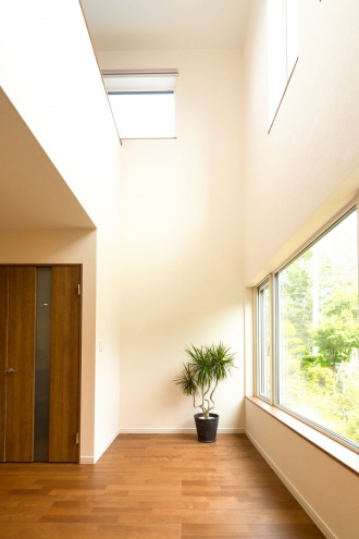 本州から札幌市へ移り住み、築47年の中古一戸建てをリノベーション。地元ならではの目線でリビングワークに依頼。吹き抜け、緑地帯が見えるパブリックスペース、フレキシブルな子供部屋。長期優良住宅認定で補助金も利用。施工は株式会社リビングワーク