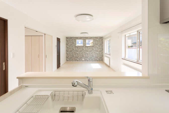 妊娠をきっかけに実家に近い場所で中古物件を探し、築４３年の中古一軒家をリノベーション。構造材はすべて取り替え。希望の対面キッチン、書斎スペース、３.８帖のウォークインクローゼット、床下収納に食品庫。使い勝手とデザイン性、グレード感のある家が完成。札幌市の戸建て中古住宅リノベーション施工例。施工は住友不動産株式会社新築そっくりさん北海道