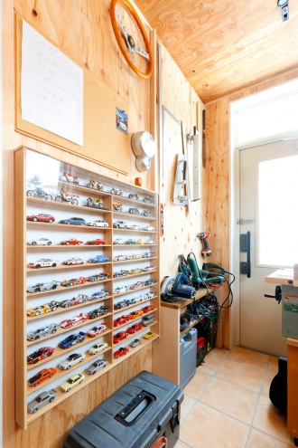 ミニカーが飾られたアトリエ。18年経った戸建ての家をリフォームした実例。リフォームに備え資金は貯めていたそう。デザインの良さで依頼先を決定。足の不自由な女性が将来一人で暮らしても大丈夫な家に、バリアフリー住宅。DIY&ミニチュアカーコレクションのアトリエ、声楽家のピアノルーム、ホームシアターを備えたフリールーム。施工は札幌のSAWAI建築工房