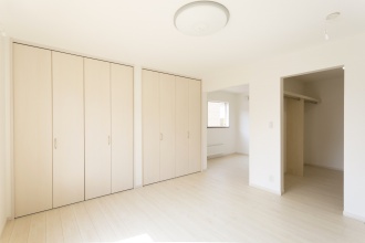 妊娠をきっかけに実家に近い場所で中古物件を探し、築４３年の中古一軒家をリノベーション。構造材はすべて取り替え。希望の対面キッチン、書斎スペース、３.８帖のウォークインクローゼット、床下収納に食品庫。使い勝手とデザイン性、グレード感のある家が完成。札幌市の戸建て中古住宅リノベーション施工例。施工は住友不動産株式会社新築そっくりさん北海道